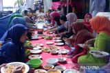 Sejumlah warga makan bersama dalam Lomba Saprahan yang digelar pada Festival Bansir Laut di tepian Sungai Kapuas, Pontianak, Kalimantan Barat, Sabtu (26/10/2024). Kegiatan yang diikuti warga Kelurahan Bansir Laut tersebut bertujuan untuk menjalin silaturahmi dan melestarikan tradisi saprahan yang merupakan warisan budaya Melayu Kalimantan Barat. Antara Kalbar/Edo Saputra/Jhw