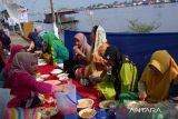 Sejumlah warga makan bersama dalam Lomba Saprahan yang digelar pada Festival Bansir Laut di tepian Sungai Kapuas, Pontianak, Kalimantan Barat, Sabtu (26/10/2024). Kegiatan yang diikuti warga Kelurahan Bansir Laut tersebut bertujuan untuk menjalin silaturahmi dan melestarikan tradisi saprahan yang merupakan warisan budaya Melayu Kalimantan Barat. Antara Kalbar/Edo Saputra/Jhw