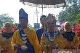 Sejumlah peserta mengikuti lomba arak-arakan pengantin di Pontianak, Kalimantan Barat, Minggu (27/10/2024). Lomba arak-arakan pengantin yang digelar Pemerintah Kota Pontianak bersama instansi terkait dan diikuti delapan kelompok peserta dari enam kecamatan se-Kota Pontianak tersebut untuk menyemarakkan HUT ke-253 Kota Pontianak. Antara Kalbar/Edo Saputra