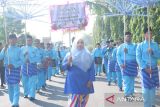 Sejumlah peserta mengikuti lomba arak-arakan pengantin di Pontianak, Kalimantan Barat, Minggu (27/10/2024). Lomba arak-arakan pengantin yang digelar Pemerintah Kota Pontianak bersama instansi terkait dan diikuti delapan kelompok peserta dari enam kecamatan se-Kota Pontianak tersebut untuk menyemarakkan HUT ke-253 Kota Pontianak. Antara Kalbar/Edo Saputra