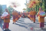 Sejumlah peserta mengikuti lomba arak-arakan pengantin di Pontianak, Kalimantan Barat, Minggu (27/10/2024). Lomba arak-arakan pengantin yang digelar Pemerintah Kota Pontianak bersama instansi terkait dan diikuti delapan kelompok peserta dari enam kecamatan se-Kota Pontianak tersebut untuk menyemarakkan HUT ke-253 Kota Pontianak. Antara Kalbar/Edo Saputra