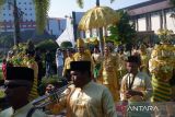 Sejumlah peserta mengikuti lomba arak-arakan pengantin di Pontianak, Kalimantan Barat, Minggu (27/10/2024). Lomba arak-arakan pengantin yang digelar Pemerintah Kota Pontianak bersama instansi terkait dan diikuti delapan kelompok peserta dari enam kecamatan se-Kota Pontianak tersebut untuk menyemarakkan HUT ke-253 Kota Pontianak. Antara Kalbar/Edo Saputra