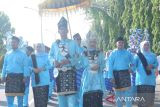 Sejumlah peserta mengikuti lomba arak-arakan pengantin di Pontianak, Kalimantan Barat, Minggu (27/10/2024). Lomba arak-arakan pengantin yang digelar Pemerintah Kota Pontianak bersama instansi terkait dan diikuti delapan kelompok peserta dari enam kecamatan se-Kota Pontianak tersebut untuk menyemarakkan HUT ke-253 Kota Pontianak. Antara Kalbar/Edo Saputra