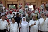 Calon Gubernur Jawa Timur nomor urut 2 Khofifah Indar Parawansa (tengah) menghadiri deklarasi di Hotel Utami, Juanda, Sidoarjo, Jawa Timur, Rabu (30/10/2024). 11 aliansi transportasi se Jawa Timur mendeklarasikan dukungan kepada calon Gubernur Khofifah Indar Parawansa dan calon Wakil Gubernur Emil Elestianto Dardak di Pilgub Jatim 2024. Antara Jatim/Umarul Faruq