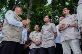 Menteri Kehutanan Raja Juli Antoni (kedua kanan) bersama Wakil Menteri Kehutanan Sulaiman Umar (kanan) berbincang dengan perwakilan kelompok usaha kehutanan sosial saat kunjungannya di Lumajang, Jawa Timur, Rabu (30/10/2024). Kunjungan tersebut untuk meninjau kolaborasi pihak terkait dalam mendorong percepatan pengelolaan perhutanan sosial yang dikemas dalam konsep pengembangan wilayah terpadu berbasis perhutanan sosial atau integrated Area Development (IAD). Antara Jatim/Irfan Sumanjaya/um