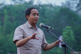 Menteri Kehutanan Raja Juli Antoni menyampaikan pemaparan saat kunjungannya di Lumajang, Jawa Timur, Rabu (30/10/2024). Kunjungan tersebut untuk meninjau kolaborasi pihak terkait dalam mendorong percepatan pengelolaan perhutanan sosial yang dikemas dalam konsep pengembangan wilayah terpadu berbasis perhutanan sosial atau integrated Area Development (IAD). Antara Jatim/Irfan Sumanjaya/um