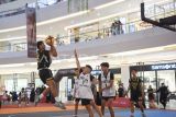 Sejumlah peserta bertanding saat mengikuti kejuaraan basket 3x3 Piala Gubernur Kalimantan Timur di pusat perbelanjaan di Samarinda, Kaltim, Rabu (30/10/2024). Pemerintah Provinsi Kaltim menyelenggarakan kejuaraan basket 3x3 yang diikuti sekitar 226 tim terbagi atas kategori usia, termasuk kelompok usia 12 tahun, tim campuran tingkat SMP dan SMA, hingga kategori umum dengan batas usia 23 tahun yang bertujuan untuk mengembangkan prestasi dan mencari bibit atlet pada cabang basket di Kaltim. Antara Kaltim/M Risyal Hidayat