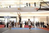 Kejuaraan basket 3x3 di mal. Sejumlah peserta bertanding saat mengikuti kejuaraan basket 3x3 Piala Gubernur Kalimantan Timur di pusat perbelanjaan di Samarinda, Kaltim, Rabu (30/10/2024). Pemerintah Provinsi Kaltim menyelenggarakan kejuaraan basket 3x3 yang diikuti sekitar 226 tim terbagi atas kategori usia, termasuk kelompok usia 12 tahun, tim campuran tingkat SMP dan SMA, hingga kategori umum dengan batas usia 23 tahun yang bertujuan untuk mengembangkan prestasi dan mencari bibit atlet pada cabang basket di Kaltim. Antara Kaltim/M Risyal Hidayat