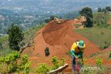 Alat berat menyelesaikan proyek pembangunan sebuah permukiman di Cimenyan, Kabupaten Bandung, Jawa Barat, Rabu (30/10/2024). Pemerintah Kota Bandung akan memperketat perijinan pendirian bangunan di kawasan Bandung Utara akibat alih fungsi lahan di kawasan tersebut yang menjadi salah satu penyebab banjir di Kota Bandung. ANTARA FOTO/Raisan Al Farisi/agr