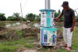 Warga mengunakan Binjai Smart Electric Point (BIS LIPIN) untuk membantu pembesaran budidaya udang di Desa Pasar Rawa, Gebang, Kabupaten Langkat, Sumatera Utara, Rabu (30/10/2024). PLN Unit Pelaksana Pelayanan Pelanggan (UP3) Binjai melakukan inovasi dengan menghadirkan BIS LIPIN untuk warga yang melakukan budidaya udang  dengan tujuan untuk membantu meningkatkan produktivitas petambak sekaligus berkontribusi pada stabilitas ekonomi daerah.ANTARA FOTO/Yudi