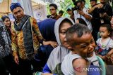 Menteri Kependudukan dan Pembangunan Keluarga BKKBN Wihaji (kiri) berbincang dengan ibu saat kunjungannya di Cibadak, Lebak, Banten, Rabu (30/10/2024). Dalam kunjungannya tersebut Menteri Kependudukan dan Pembangunan Keluarga /Kepala Badan Kependudukan dan Keluarga Berencana Nasional (KPK/BKKBN) Wihaji memantau program percepatan penurunan atau kekerdilan yang dialami anak-anak dibawah usia lima tahun di Kabupaten Lebak. ANTARA FOTO/Muhammad Bagus Khoirunas/gp