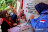 Kader posyandu memaparkan kebutuhan gizi anak ibu di Cibadak, Lebak, Banten, Rabu (30/10/2024). Dinas Pengendalian Penduduk, Keluarga Berencana, Pemberdayaan Perempuan, dan Perlindungan Anak (DP2KBP3A) Kabupaten Lebak mencatat hingga Agustus 2024 angka prevalensi stunting di Lebak berada di level 4,07 persen atau turun 0,1 persen dibandingkan dengan akhir tahun 2023 sekitar 4,8 persen. ANTARA FOTO/Muhammad Bagus Khoirunas/gp