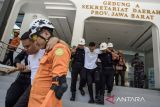 Tim Sar Gabungan melakukan penyelamatan korban saat simulasi penanganan gempa bumi di lingkungan Kantor Sekretariat Daerah Provinsi Jawa Barat, Gedung Sate, Bandung, Jawa Barat, Rabu (30/10/2024). Simulasi tersebut sebagai bentuk komitmen kesiapsiagaan Pemerintah Jawa Barat dan BPBD Jabar dalam mitigasi dan penanganan menghadapi kondisi darurat bencana gempa bumi maupun bencana hidrometeorologi. ANTARA FOTO/Novrian Arbi/agr