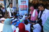 Sejumlah pedagang memeriksakan kesehatan secara gratis saat kampanye calon gubernur nomor urut 2 Khofifah Indar Parawansa di Pasar Pacar Keling, Surabaya, Jawa Timur, Rabu (30/10/2024). Dalam kampanye tersebut Khofifah menyapa para pedagang untuk menyerap aspirasi mereka, membeli dagangan para pedagang serta menggelar layanan pemeriksaan kesehatan secara gratis. ANTARA Jatim/Moch Asim.