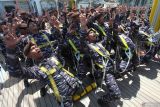 Sejumlah Taruna dan Taruni Akademi Angkatan Laut (AAL) Angkatan ke-71 Tahun 2024 meneriakkan Yel Yel di atas KRI Bima Suci, Koarmada II, Surabaya, Jawa Timur, Rabu (30/10/2024). Kapal Latih TNI Angkatan Laut yang membawa Taruna dan Taruni Akademi Angkatan Laut (AAL) Angkatan ke-71 Tahun 2024 tersebut telah tiba di Surabaya setelah melaksanakan misi diplomasi dan muhibah duta bangsa dalam rangka mendukung Latihan Praktek (Lattek) Pelayaran Kartika Jala Krida (KJK) ke sejumlah negara. ANTARA Jatim/Didik Suhartono/mas.