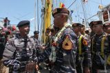 Panglima Komando Armada (Pangkoarmada) RI Laksamana Madya TNI Denih Hendrata (kiri) berjabat tangan dengan Taruna Akademi Angkatan Laut (AAL) di atas KRI Bima Suci, Koarmada II, Surabaya, Jawa Timur, Rabu (30/10/2024). Kapal Latih TNI Angkatan Laut yang membawa Taruna dan Taruni Akademi Angkatan Laut (AAL) Angkatan ke-71 Tahun 2024 tersebut telah tiba di Surabaya setelah melaksanakan misi diplomasi dan muhibah duta bangsa dalam rangka mendukung Latihan Praktek (Lattek) Pelayaran Kartika Jala Krida (KJK) ke sejumlah negara. ANTARA Jatim/Didik Suhartono/mas.