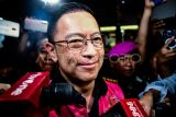 Menteri Perdagangan periode 2015-2016 Thomas Lembong berjalan dengan mengenakan rompi tahanan usai ditetapkan sebagai tersangka kasus dugaan korupsi impor gula oleh Kejaksaan Agung di Jakarta, Selasa (29/10/2024). Thomas Lembong ditahan setelah ditetapkan sebagai tersangka dugaan kasus korupsi impor gula di Kementerian Perdagangan (Kemendag) periode 2015-2016 yang merugikan negara sebesar Rp400 miliar. ANTARA FOTO/Rivan Awal Lingga/aww.