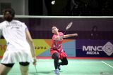 Pebulu tangkis tunggal putri Indonesia Tasya Farahnailah (kanan) mengembalikan kok ke arah pebulu tangkis putri Indonesia Chiara Marvella Handoyo (kiri) dalam kejuaraan Indonesia Masters II Super 100-2024 di Jatim International Expo, Surabaya, Jawa Timur, Kamis (31/10/2024). Chiara Marvella Handoyo melangkah ke perempat final setelah mengalahkan Tasya Farahnailah dengan skor 21-15, 21-23 dan 21-17. Antara Jatim/Umarul Faruq