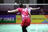 Pebulu tangkis tunggal putri Indonesia Chiara Marvella Handoyo (kanan) mengembalikan kok ke arah pebulu tangkis putri Indonesia Tasya Farahnailah (kiri) dalam kejuaraan Indonesia Masters II Super 100-2024 di Jatim International Expo, Surabaya, Jawa Timur, Kamis (31/10/2024). Chiara Marvella Handoyo melangkah ke perempat final setelah mengalahkan Tasya Farahnailah dengan skor 21-15, 21-23 dan 21-17. Antara Jatim/Umarul Faruq