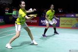 Pebulu tangkis ganda putri Indonesia Kelly Larissa (kiri) dan Rachel Allessya Rose (kanan) mengembalikan kok ke arah pebulu tangkis putri Malaysia Zhi Qing Lee dan Sue Xin Tio dalam kejuaraan Indonesia Masters II Super 100-2024 di Jatim International Expo, Surabaya, Jawa Timur, Kamis (31/10/2024). Kelly Larissa/Rachel Allessya Rose melangkah ke perempat final Indonesia Masters II Super 100-2024 setelah berhasil mengalahkan Zhi Qing Lee/Sue Xin Tio dengan skor 21-17, 21-13. Antara Jatim/Umarul Faruq