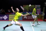 Pebulu tangkis ganda putri Indonesia Kelly Larissa (kanan) dan Rachel Allessya Rose (kiri) mengembalikan kok ke arah pebulu tangkis putri Malaysia Zhi Qing Lee dan Sue Xin Tio dalam kejuaraan Indonesia Masters II Super 100-2024 di Jatim International Expo, Surabaya, Jawa Timur, Kamis (31/10/2024). Kelly Larissa/Rachel Allessya Rose melangkah ke perempat final Indonesia Masters II Super 100-2024 setelah berhasil mengalahkan Zhi Qing Lee/Sue Xin Tio dengan skor 21-17, 21-13. Antara Jatim/Umarul Faruq