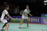 Pebulu tangkis ganda putri Indonesia Siti Fadia Silva Ramadhanti (kiri) dan Lanny Tria Mayasari (kanan) mengembalikan kok ke arah pebulu tangkis putri Taiwan Zih Ling Huang dan Wang Szu-Min dalam kejuaraan Indonesia Masters II di Jatim International Expo, Surabaya, Jawa Timur, Kamis (31/10/2024). Pasangan Lanny Tria Mayasari/Siti Fadia Silva Ramadhanti melaju ke perempatfinal seusai mengalahkan wakil Taiwan Zih Ling Huang/Wang Szu-Min dengan skor 21-11, 21-6. Antara Jatim/Umarul Faruq