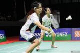 Pebulu tangkis ganda putri Indonesia Siti Fadia Silva Ramadhanti (kiri) dan Lanny Tria Mayasari (kanan) mengembalikan kok ke arah pebulu tangkis putri Taiwan Zih Ling Huang dan Wang Szu-Min dalam kejuaraan Indonesia Masters II di Jatim International Expo, Surabaya, Jawa Timur, Kamis (31/10/2024). Pasangan Lanny Tria Mayasari/Siti Fadia Silva Ramadhanti melaju ke perempatfinal seusai mengalahkan wakil Taiwan Zih Ling Huang/Wang Szu-Min dengan skor 21-11, 21-6. Antara Jatim/Umarul Faruq