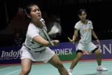 Pebulu tangkis ganda putri Indonesia Siti Fadia Silva Ramadhanti (kanan) dan Lanny Tria Mayasari (kiri) mengembalikan kok ke arah pebulu tangkis putri Taiwan Zih Ling Huang dan Wang Szu-Min dalam kejuaraan Indonesia Masters II di Jatim International Expo, Surabaya, Jawa Timur, Kamis (31/10/2024). Pasangan Lanny Tria Mayasari/Siti Fadia Silva Ramadhanti melaju ke perempatfinal seusai mengalahkan wakil Taiwan Zih Ling Huang/Wang Szu-Min dengan skor 21-11, 21-6. Antara Jatim/Umarul Faruq