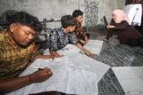 Calon Gubernur Jawa Timur nomor urut dua Khofifah Indar Parawansa (kanan) berbincang dengan siswa yang magang menbuat desain batik tulis Lintang Sari Kenongo saat safari politik di Sarirogo, Sidoarjo, Jawa Timur, Kamis (31/10/2024). Dalam kesempatan tersebut, Khofifah mengapresiasi produksi batik yang masih bertahan di tengah inflasi yang tetap mempertahankan nilai filosofi budaya dari setiap motif batik. Antara Jatim/Umarul Faruq