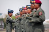 Komandan Pusat Penerbangan TNI Angkatan Laut (Danpuspenerbal) Laksda TNI Sisyani Jaffar (kiri) menyematkan brevet tanda kehormatan kepada 11 perwira saat upacara penyematan Brevet Kehormatan Penerbang TNI AL di Base Ops Lanudal Juanda Surabaya, Sidoarjo, Jawa Timur, Kamis (31/10/2024). Penyematan brevet penerbang TNI AL kepada 11 perwira tersebut sebagai bentuk apresiasi bagi personel di luar Pusat Penerbangan TNI AL baik militer maupun sipil yang telah berjasa memberikan kontribusi positif bagi kemajuan organisasi. Antara Jatim/Umarul Faruq