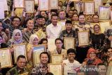 Pj Gubernur Jawa Barat Bey Machmudin (tengah) berfoto bersama dengan penerima penghargaan literasi digital saat acara Festival Literasi Jawa Barat, Kamis (31/10/2024). Pemerintah Jawa Barat menggelar festival tersebut guna meningkatkan indeks literasi digital dan perilaku digital sekaligus edukasi serta kampanye tentang pedoman menerima informasi serta keamanan berkomuikasi melalui media digital. ANTARA FOTO/Novrian Arbi/agr
