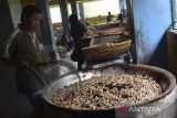 Pekerja membuat makanan tradisional kue tambang di rumah produksi Razka Putra, Kampung Cibungur, Kabupaten Tasikmalaya, Jawa Barat, Kamis (31/10/2024). Badan Pengawas Obat dan Makanan (BPOM) mencatat total keseluruhan UMKM di sektor pangan sebanyak 10.000 usaha diantaranya 6.000 UMKM pangan olahan telah terdaftar dan mendapat izin edar dari BPOM. ANTARA FOTO/Adeng Bustomi/agr