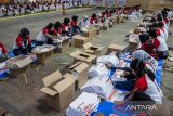 Ratusan petugas melipat surat suara Pemilihan Gubernur dan Wakil Gubernur Jawa Barat di Gudang Logistik KPU Kota Cimahi, Jawa Barat, Kamis (31/10/2024). KPU Kota Cimahi melakukan proses sortir dan pelipatan surat suara Pilkada Serentak 2024 dengan melipat sebanyak 430.877 lembar surat suara untuk Pemilihan Gubernur dan Wakil Gubernur Jawa Barat dan sebanyak 432.877 lembar surat suara Pemilihan Walikota dan Wakil Walikota Kota Cimahi yang melibatkan 100 pekerja dari kalangan masyarakat. ANTARA FOTO/Abdan Syakura/agr