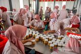 Pekerja melakukan pengemasan kue yang telah selesai di produksi di Pabrik J&C Cookies, Bojongkoneng, Cimenyan, Kabupaten Bandung, Jawa Barat, Kamis (31/10/2024). Pemerintah melalui Kementerian Investasi/Badan Koordinasi Penanaman Modal (BKPM) mencatat, realisasi investasi Indonesia dari periode Januari-September 2024 mencapai Rp1.261,43 triliun yang mampu menyerap Tenaga Kerja Indonesia (TKI) sebanyak 1,875,214 orang. ANTARA FOTO/Raisan Al Farisi/agr