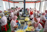 Pekerja menyelesaikan produksi kue kering di Pabrik J&C Cookies, Bojongkoneng, Cimenyan, Kabupaten Bandung, Jawa Barat, Kamis (31/10/2024). Pemerintah melalui Kementerian Investasi/Badan Koordinasi Penanaman Modal (BKPM) mencatat, realisasi investasi Indonesia dari periode Januari-September 2024 mencapai Rp1.261,43 triliun yang mampu menyerap Tenaga Kerja Indonesia (TKI) sebanyak 1,875,214 orang. ANTARA FOTO/Raisan Al Farisi/agr