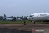 Pesawat Fokker F-50 intai maritim milik Republic Singapore Air Force (RSAF) dan pesawat Boeing B-737 intai strategis dari Skadron Udara 5 Wing Udara 5 Lanud Sultan Hasanuddin Makassar bersiap terbang dari Lanud Supadio di Kabupaten Kubu Raya, Kalimantan Barat, Kamis (31/10/2024). TNI AU dan Republic of Singapore Air Force (RSAF) atau militer udara Singapura menggelar latihan bersama dengan sandi Camar Indopura 28/24 di sekitar Selat Karimata guna mengasah kemampuan dalam menjaga keamanan di wilayah maritim sekaligus mempererat hubungan bilateral antar kedua Angkatan Udara. ANTARA FOTO/Jessica Wuysang