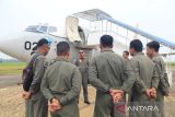 Sejumlah personel TNI AU melakukan koordinasi sebelum bersiap terbang dengan menggunakan Pesawat Boeing B-737 intai strategis dari Skadron Udara 5 Wing Udara 5 Lanud Sultan Hasanuddin Makassar, di Lanud Supadio di Kabupaten Kubu Raya, Kalimantan Barat, Kamis (31/10/2024). TNI AU dan Republic of Singapore Air Force (RSAF) atau militer udara Singapura menggelar latihan bersama dengan sandi Camar Indopura 28/24 di sekitar Selat Karimata guna mengasah kemampuan dalam menjaga keamanan di wilayah maritim sekaligus mempererat hubungan bilateral antar kedua Angkatan Udara. ANTARA FOTO/Jessica Wuysang