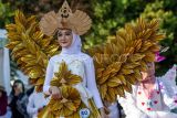 Seorang peserta mengenakan busana kreasi berbahan dasar barang daur ulang pada Karnaval Busana Daur Ulang di Luwuk, Banggai, Sulawesi Tengah, Rabu (30/10/2024). Karnaval yang dinisiasi Dinas Pariwisata setempat dan diikuti ratusan peserta tersebut untuk mengkampanyekan lingkungan serta sebagai sarana dalam meningkatan kecintaan budaya dan mendukung pariwisata berkelanjutan. ANTARA FOTO/Basri Marzuki/YU