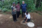 Warga menunjukkan instalasi pengolahan biogas hasil bantuan AirNav Indonesia di Desa Nglurup, Sendang, Tulungagung, Jawa Timur, Kamis (31/10/2024). AirNav atau Perum Lembaga Penyelenggara Pelayanan Navigasi Penerbangan Indonesia (LPPNPI) menyalurkan 10 paket instalasi biogas untuk 10 KK di pemukiman yang berada di lereng Gunung Wilis tersebut sebagai program tanggung jawab sosial dan lingkungan BUMN yang bergerak di bidang navigasi udara itu. Antara Jatim/Destyan Sujarwoko/um