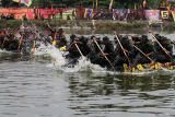 Prajurit Korps Marinir memacu kecepatan dalam lomba dayung perahu karet di Long Storage Kalimati, Desa Kwatu, Mojoanyar, Mojokerto, Jawa Timur, Jumat (1/11/2024). Lomba Binsat 2024 yang digelar dalam rangka menyambut HUT ke-79 Korps Marinir dan diikuti satuan-satuan batalyon marinir di Indonesia tersebut bertujuan untuk meningkatkan kemampuan prajurit dalam bekerja sama dalam tim dan mencari bibit atlet dayung dari kesatuan elit TNI AL itu. Antara Jatim/Umarul Faruq