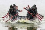 Prajurit Korps Marinir memacu kecepatan dalam lomba dayung perahu karet di Long Storage Kalimati, Desa Kwatu, Mojoanyar, Mojokerto, Jawa Timur, Jumat (1/11/2024). Lomba Binsat 2024 yang digelar dalam rangka menyambut HUT ke-79 Korps Marinir dan diikuti satuan-satuan batalyon marinir di Indonesia tersebut bertujuan untuk meningkatkan kemampuan prajurit dalam bekerja sama dalam tim dan mencari bibit atlet dayung dari kesatuan elit TNI AL itu. Antara Jatim/Umarul Faruq