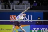 Pebulu tangkis tunggal putri Indonesia Chiara Marvella Handoyo mengembalikan kok ke arah lawannya pebulu tangkis Malaysia Karupathevan Letshanaa pada babak perempatfinal Indonesia Masters II Super 100 2024 di Jatim International Expo, Surabaya, Jawa Timur, Jumat (1/11/2024). Chiara gagal melangkah ke babak semifinal usai kalah dengan skor 10-21, 21-15, dan 9-14 (retired). Antara Jatim/Rizal Hanafi/um