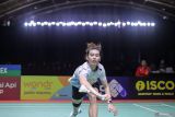 Pebulu tangkis tunggal putri Indonesia Chiara Marvella Handoyo mengembalikan kok ke arah lawannya pebulu tangkis Malaysia Karupathevan Letshanaa pada babak perempatfinal Indonesia Masters II Super 100 2024 di Jatim International Expo, Surabaya, Jawa Timur, Jumat (1/11/2024). Chiara gagal melangkah ke babak semifinal usai kalah dengan skor 10-21, 21-15, dan 9-14 (retired). Antara Jatim/Rizal Hanafi/um