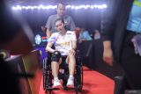 Petugas medis membawa pebulu tangkis tunggal putri Indonesia Chiara Marvella Handoyo yang cedera usai bertanding melawan pebulu tangkis Malaysia Karupathevan Letshanaa pada babak perempatfinal Indonesia Masters II Super 100 2024 di Jatim International Expo, Surabaya, Jawa Timur, Jumat (1/11/2024). Chiara gagal melangkah ke babak semifinal usai kalah dengan skor 10-21, 21-15, dan 9-14 (retired). Antara Jatim/Rizal Hanafi/um