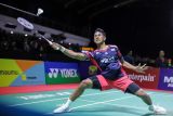 Pebulu tangkis tunggal putra Indonesia Alwi Farhan mengembalikan kok ke arah pebulu tangkis China Taipei Huang Yu pada babak perempatfinal Indonesia Masters II Super 100 2024 di Jatim International Expo, Surabaya, Jawa Timur, Jumat (1/11/2024). Alwi melaju ke babak semifinal usai menang dengan dua gim langsung 21-16 dan 21-16. Antara Jatim/Rizal Hanafi/um