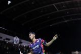 Pebulu tangkis tunggal putra Indonesia Alwi Farhan mengembalikan kok ke arah pebulu tangkis China Taipei Huang Yu pada babak perempatfinal Indonesia Masters II Super 100 2024 di Jatim International Expo, Surabaya, Jawa Timur, Jumat (1/11/2024). Alwi melaju ke babak semifinal usai menang dengan dua gim langsung 21-16 dan 21-16. Antara Jatim/Rizal Hanafi/um