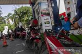 Pengendara sepeda motor mengisi bahan bakar minyak (BBM) di salah satu SPBU di Kota Serang, Banten, Jumat (1/11/2024). PT Pertamina (Persero) menaikkan harga bahan bakar minyak (BBM) nonsubsidi jenis Pertamax Green 95 dari Rp12.700 per liter menjadi Rp13.150 per liter, Pertamax Turbo dari Rp13.250 per liter menjadi Rp13.500 per liter, Pertamina Dex dari Rp13.150 per liter menjadi Rp13.440 per liter, dan Dexlite dari Rp12.700 per liter menjadi Rp13.050 per liter yang berlaku per 1 November 2024, sementara Pertamax 92 menjadi satu-satunya jenis BBM nonsubsidi yang tidak mengalami kenaikan. ANTARA FOTO/Angga Budhiyanto/gp