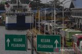 Sejumlah kendaraan mengantre untuk memasuki kapal feri saat bersandar di Pelabuhan Merak, Kota Cilegon, Banten, Jumat (1/11/2024). Kementerian Perhubungan melalui Direktorat Jenderal Perhubungan Darat (Ditjen Hubdat) resmi menunda penyesuaian tarif angkutan penyeberangan kelas ekonomi pada lintas antarprovinsi dan lintas antarnegara di total 27 lintasan yang semula direncanakan berlaku mulai 1 November, karena mempertimbangkan perlunya waktu sosialisasi yang lebih panjang kepada masyarakat agar informasi dapat tersampaikan dengan baik dan bisa diterima oleh para pengguna jasa. ANTARA FOTO/Angga Budhiyanto/gp