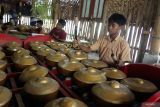 Siswa SDN Beran 5 mengiringi lagu Suwe Ora Jamu dengan irama musik gamelan saat mengikuti pelatihan sinden dan karawitan di Sanggar Oerip Budoyo, Ngawi, Jawa Timur, Jumat (1/11/2024). Pelatihan karawitan dan sinden tersebut diikuti 25 siswa serta dilakukan seminggu sekali sebagai bagian pelajaran ekstra kurikuler dengan tujuan pelestarian budaya sekaligus upaya regenerasi kesenian gamelan kepada generasi muda. ANTARA Jatim/Ari Bowo Sucipto/mas.