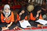 Siswa SDN Beran 5 menyanyikan lagu Suwe Ora Jamu dengan irama musik gamelan saat mengikuti pelatihan sinden dan karawitan di Sanggar Oerip Budoyo, Ngawi, Jawa Timur, Jumat (1/11/2024). Pelatihan karawitan dan sinden tersebut diikuti 25 siswa serta dilakukan seminggu sekali sebagai bagian pelajaran ekstra kurikuler dengan tujuan pelestarian budaya sekaligus upaya regenerasi kesenian gamelan kepada generasi muda. ANTARA Jatim/Ari Bowo Sucipto/mas.